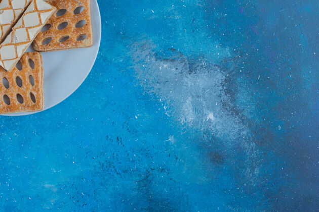 甜点小份饼干放在盘子里 背景上高质量的照片饼干糖配料