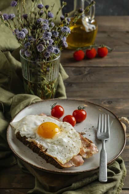 烹饪高角度美味的早餐与鸡蛋和培根培根早餐调味品
