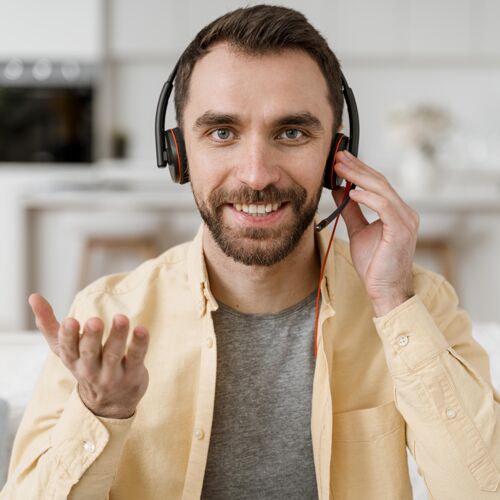 耳机戴着耳机打视频电话的男人男人笑脸学习