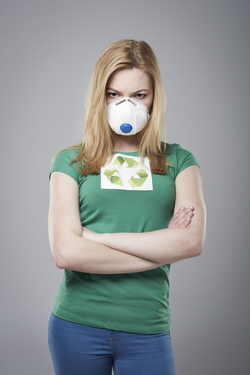 社会意识符号愤怒的女人戴上防护面具空气摄影棚拍摄支持