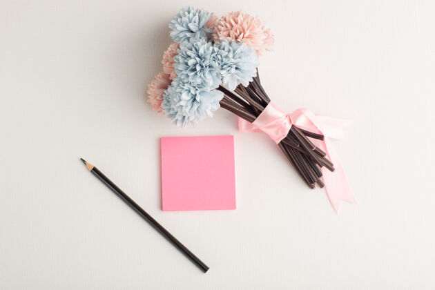 钢笔顶视图粉红色贴纸与铅笔和白色表面上的花贴纸书写抄写本