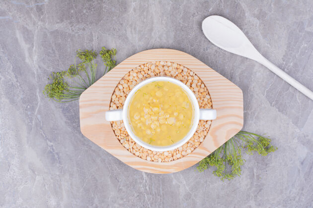 早午餐黄豆汤放在白板上的木板上膳食菜单传统