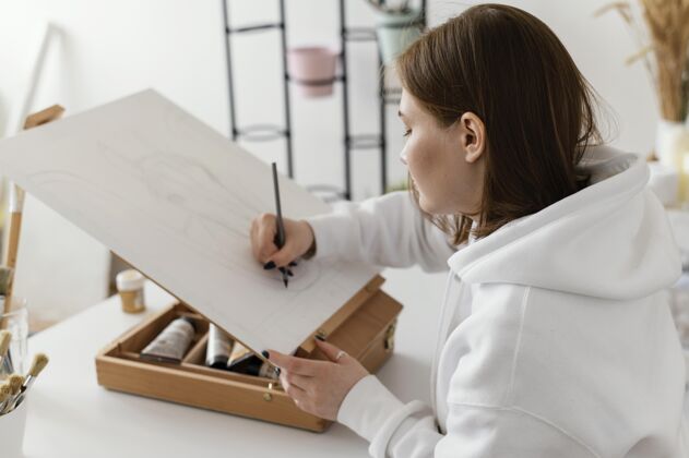 艺术品在画布上画画的年轻女子画布艺术家放松