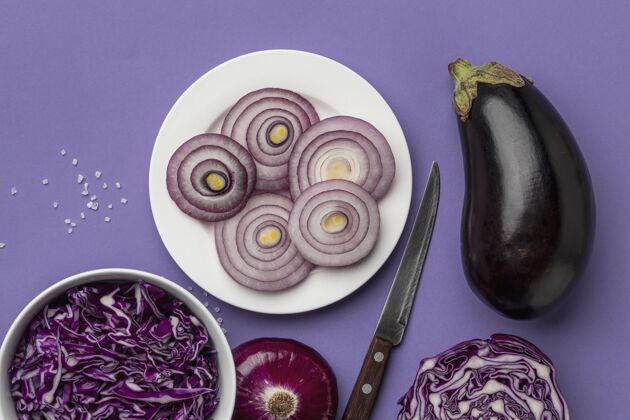营养顶视图：碗里的卷心菜 盘子里放着洋葱和茄子碗养生有益