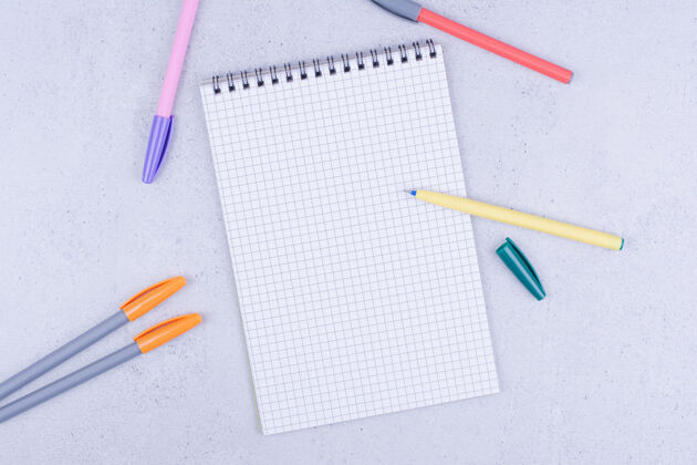 笔记本一张纸 周围有五颜六色的铅笔学校工具工艺