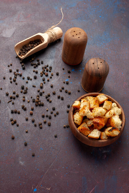 可食用的坚果在黑暗的桌子上俯瞰着胡椒粉干俄罗斯佬干的咖啡烘焙食品