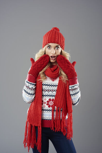 毛衣穿着一套冬装的震惊女人帽子惊喜惊讶