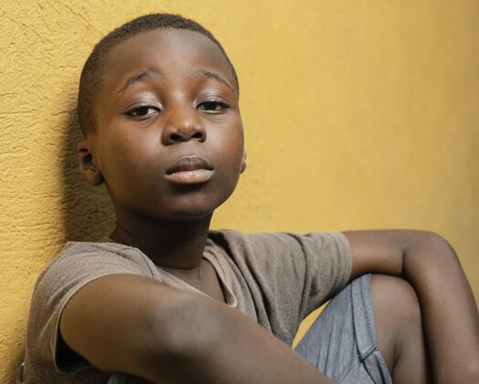 非洲人年轻的非洲男孩画像坐着孩子