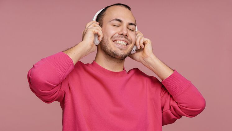 模特戴着耳机的男人在笑耳机快乐科技