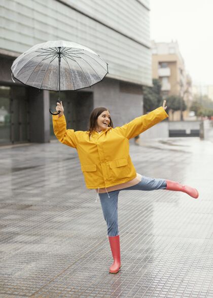 休闲带伞的女人站在雨中的正前方学生女人美女
