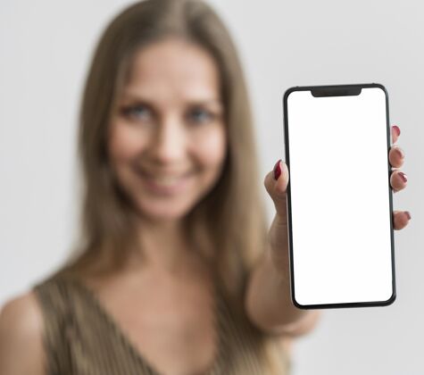 科技一个拿着电话的年轻女子微笑休闲肖像