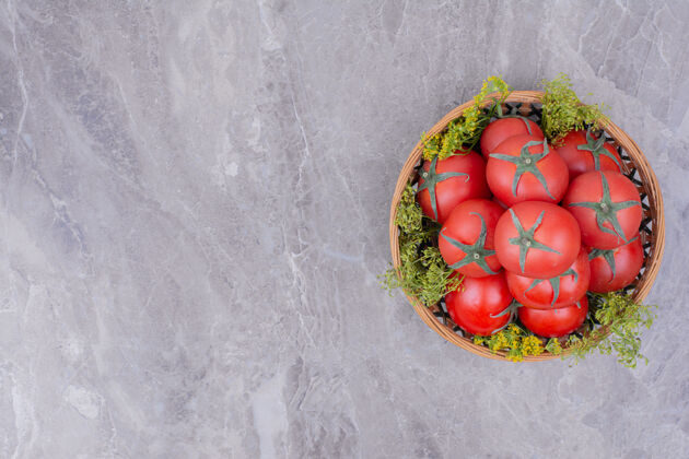 四季西红柿被隔离在大理石上的木盘里素食可口食物