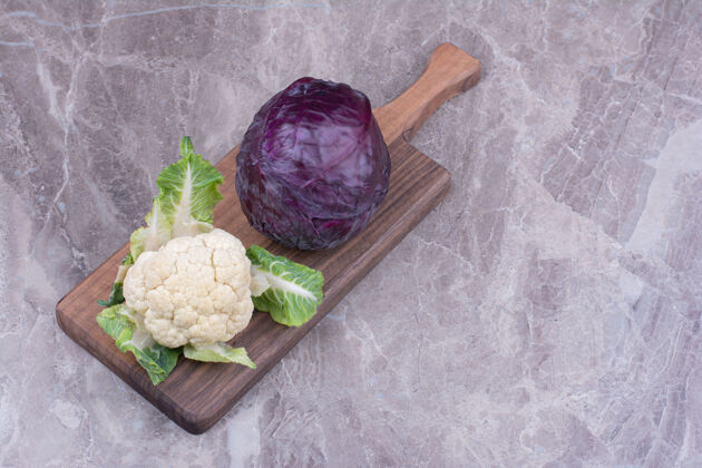蔬菜花椰菜和卷心菜孤立在大理石表面素食美味植物