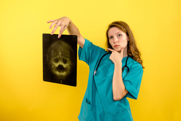 人物正面图黄色空间女医生拿着x光片大流行人物X光