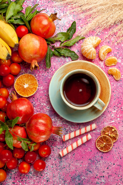 树顶视图新鲜水果组成与茶杯浅粉红色的表面醇香杯子水果