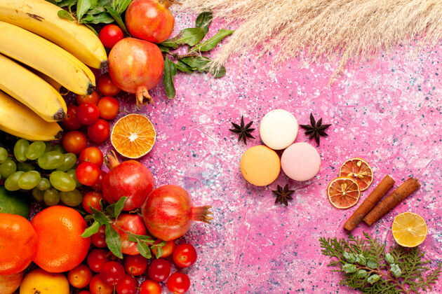 洋葱顶视图新鲜水果组成与法国马卡龙在浅粉红色的表面树健康新鲜