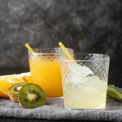 天然橙汁和加冰的玻璃杯饮料方形营养