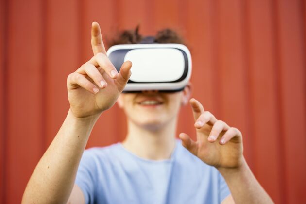 科技戴着虚拟现实眼镜的男孩现代青少年设备