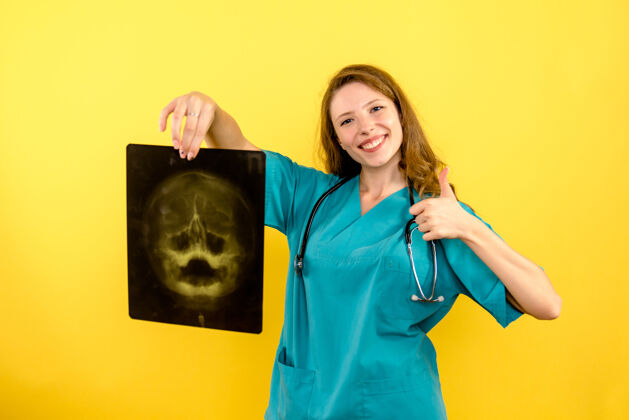 女士正面图黄色空间女医生拿着x光片前面女人微笑