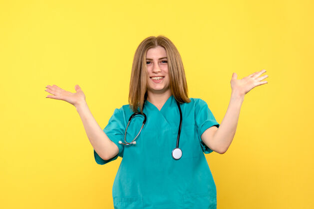 健康黄色空间上表情激动的女医生前视图护士兴奋专业