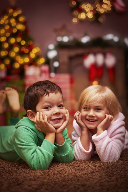客厅圣诞节是一年中最美好的时光舒适地毯童年