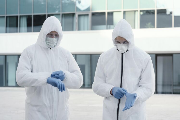 生物危害人们穿着防疫服来对抗生物危害专业传染安全