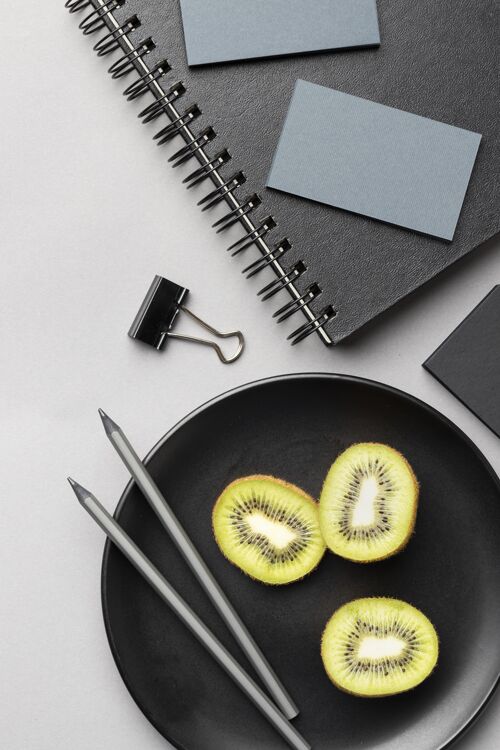 办公室用灰色的文具元素组成记事本平面视图营养