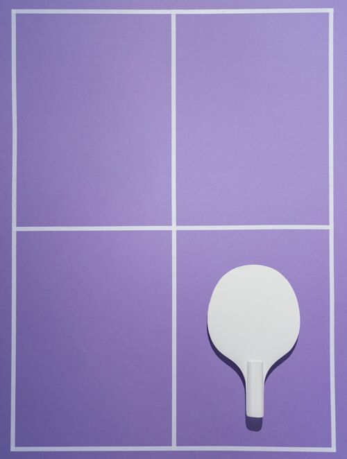 极简顶视图羽毛球拍在紫色背景上最小对象项目