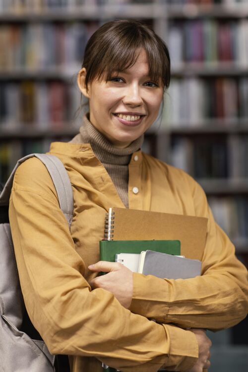 生活方式大学图书馆里的女孩肖像大学学生Campus