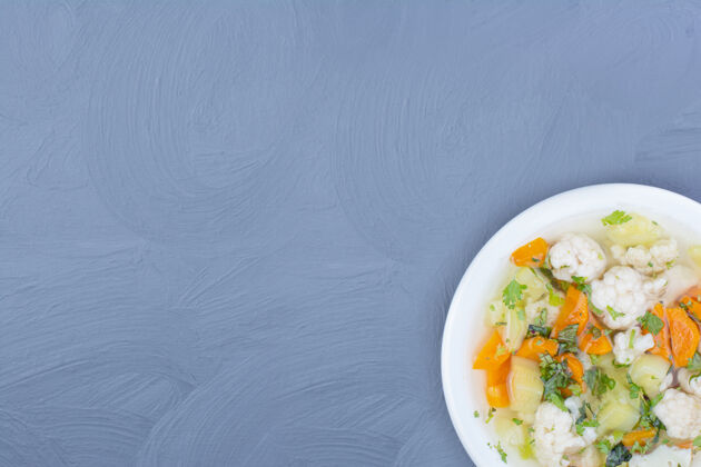 产品切碎的蔬菜放在白盘子里的汤里绿色厨房咖啡馆