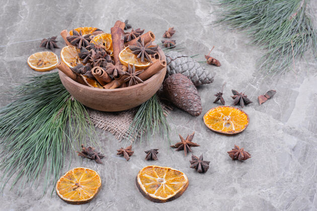 圆锥体把干橘子片 桂皮条和八角花放在木杯里产品圣诞节水果