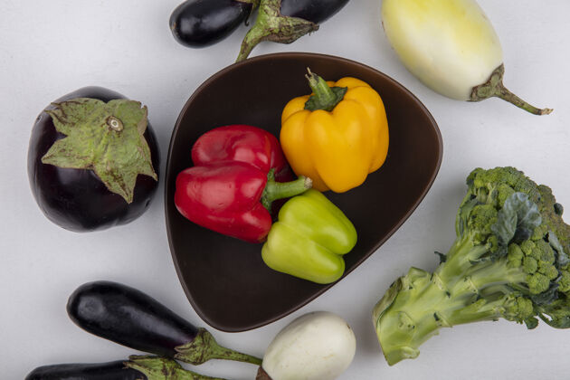 蔬菜顶视图彩色甜椒与茄子和花椰菜在一个白色的背景碗食物花椰菜碗