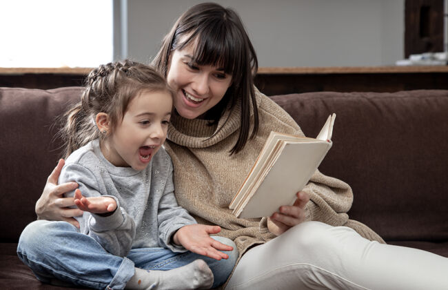妈妈妈妈和女儿花时间在一起看书孩子的发展和质量的概念时间书籍友谊快乐
