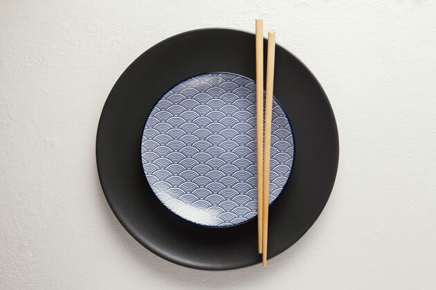 安排优雅餐具与智能手机的平面布置装饰陶器餐具