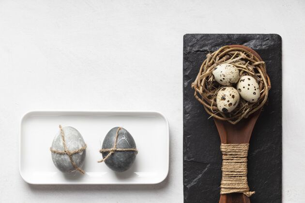 假日用石板和木勺把复活节彩蛋平放在鸟巢里纪念节日复活节