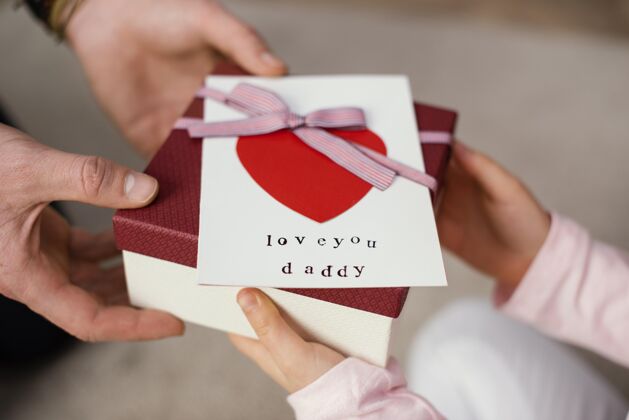 礼物小女孩送她爸爸一个父亲节礼物盒男性孩子父子关系