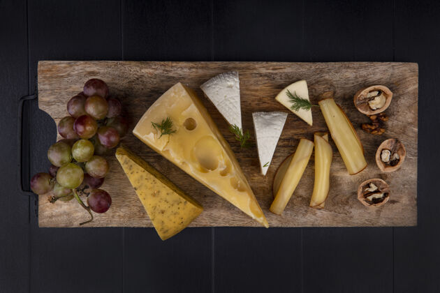 架子俯瞰奶酪品种与葡萄和核桃的立场品种奶酪核桃