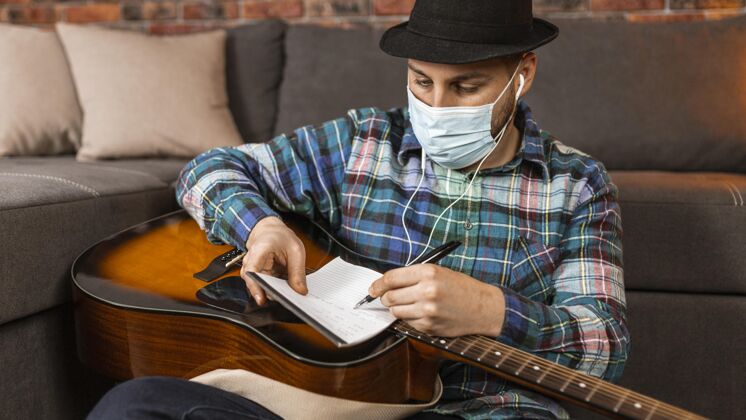 室内戴着医用面罩的中枪男子吉他男人艺术家