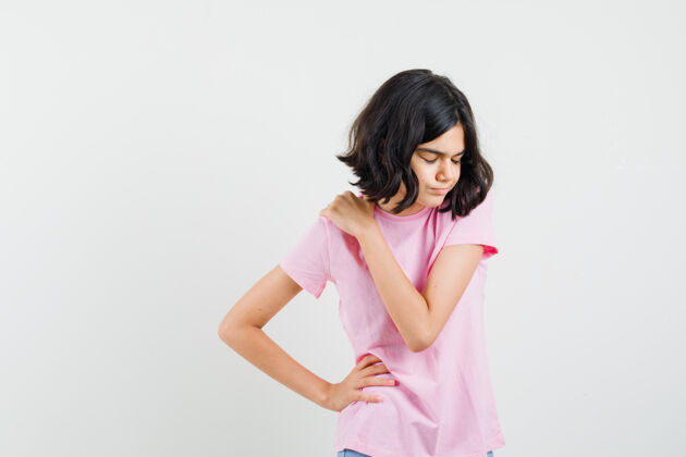 粉色穿着粉色t恤的小女孩肩膀疼痛 看起来很累 正面视图可爱人肩膀
