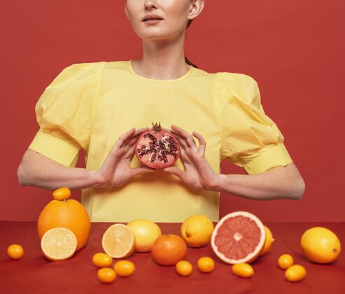 食物一个女人摆出一排柠檬的姿势美味肖像姿势