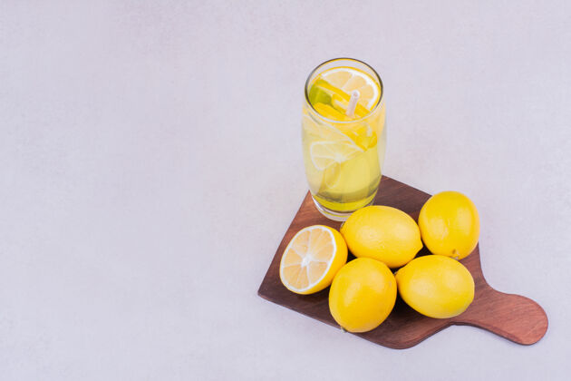 热带在木盘上放一杯柠檬水和柠檬水果产品美味