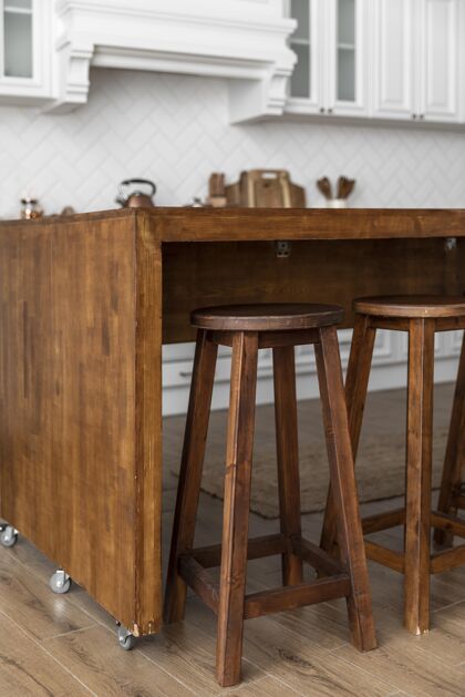 生活方式厨房里有轮子的木桌桌子室内室内设计