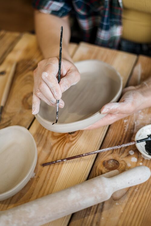 陶工在陶器作坊工作的女人陶瓷创意工作场所