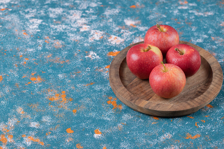 多汁苹果被隔离在一块粗糙的木板上新鲜甜味清淡