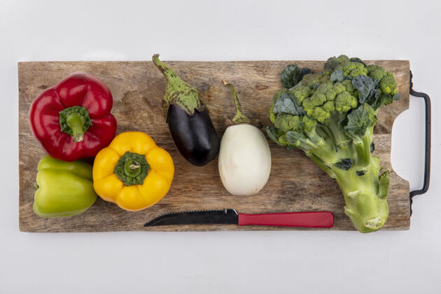 切顶视图西兰花 黑白茄子 彩色甜椒和一把刀放在砧板上配料颜色蔬菜