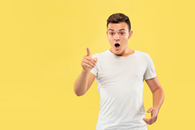 成人黄色工作室背景上的白人年轻人半身肖像穿着衬衫的漂亮男模人类情感的概念 面部表情 销售 广告触摸一个空的搜索栏工作年轻人