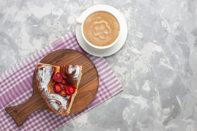 视野俯瞰美味的草莓派烘焙和美味的甜点片与咖啡在白色表面派饼干糖饼干甜烘焙蛋糕美味甜点生的
