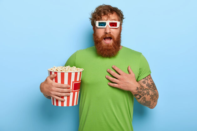 情绪情绪激动的红发男子惊恐万状 独自在电影院看恐怖片 有气无力爆米花男性业余时间
