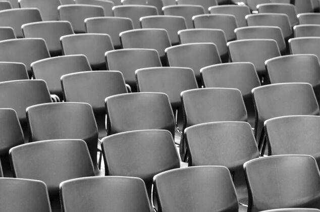 研讨会灰色椅子完美地排成一排的惊人照片工作场所空座位