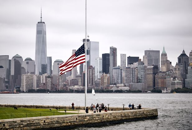 新曼哈顿天际线背景公园里的美国国旗的惊人镜头曼哈顿州爱国
